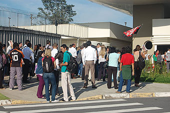Trabalhadores em assembleia na AstraZeneca, em Cotia, dia 24 de março de 2010, da campanha salarial do setor farmacêutico Trabalhadores em assembleia na AstraZeneca, em Cotia, dia 24 de março de 2010, da campanha salarial do setor farmacêutico