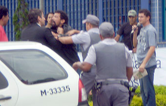 Momento em que o advogado da Brausigel Medicamentos, em Cotia, agride dirigente do Unificados (17/03/10)