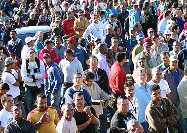 Trabalhadores da Rhodia entram em greve, em Paulínia