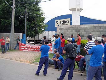  	Trabalhadores da Stilex avaliam em assembleia a proposta da empresa, dia 17 de novembro