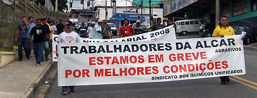 Em greve, trabalhadores da Alcar fazem passeata em Vinhedo