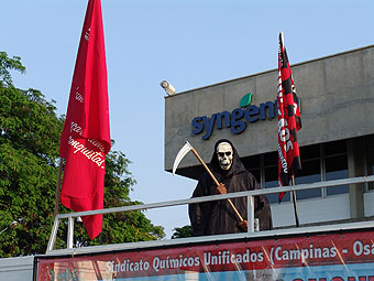 Ato do MST na Syngenta-Paulínia pelo assasinato de trabalhador rural (Foto Arquivo nov-2007) Ato do MST na Syngenta-Paulínia pelo assasinato de trabalhador rural (Foto Arquivo nov-2007)