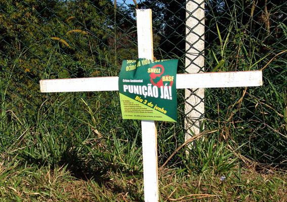 No Dia Mundial do Meio Ambiente, em 2005, uma cruz na cerca da planta industrial Shell/Basf, em Paulínia, pede "Punição Já!"