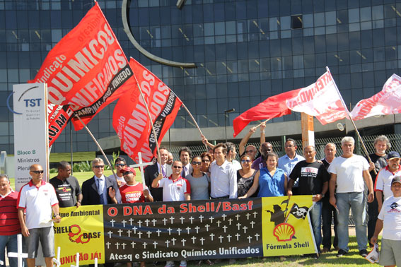 Dirigentes do Unificados, da Atesq, advogados e ex-trabalhadores Shell/Basf em manifestação em frente o TST, em Brasília, dia 14 de fevereiro de 2013