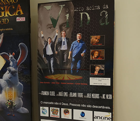 Cartaz do filme em exposição no saguão do Cine Topázio