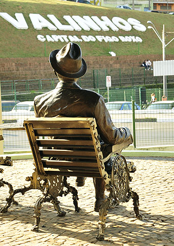  	Estátua em bronze de Adoniran, em Valinhos, cidade na qual nasceu