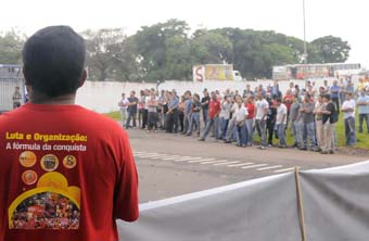 Trabalhadores (as) em assembleia de campanha salarial na PPG Tintas, em Sumaré, dia 06/11/09