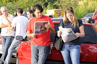 No aguardo do início da assembleia na Rhodia, a leitura do Jornal do Unificados (29/10/09)
