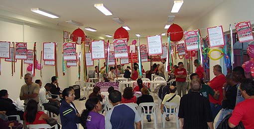 Vista geral do local de contagem dos votos, com trabalhadores (as) e dirigentes sindicais de outras categorias também presentes