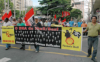 Faixa relembra o crime ambiental da Shell/Basf, que contaminou e adoeceu trabalhadores (Foto: João Zinclar - 27/04/10)