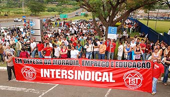 Com a greve instalada, trabalhadores (as) aguardam que EMS abra negociações (23/04/09 - foto: João Zinclar)