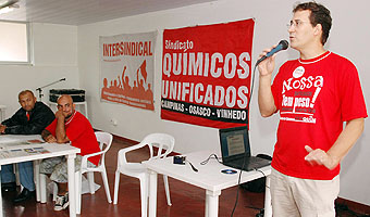 Arlei Medeiros, da Regional Campinas, fala durante assembleia de 26/09/10 (Foto João Zinclar)