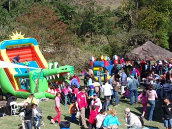 Festa Julina 2007 - criançada se diverte no pula-pula.