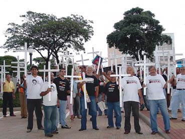 Protesto de trabalhadoes e movimentos sociais, populares e ambientalistas contra contaminação ambiental em Paulínia/SP, em 28 de abril de 2007 (Foto: arquivo Unificados)