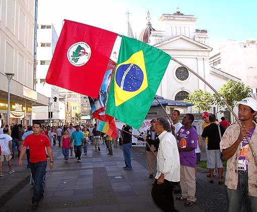  	Trabalhador rural sem terra na manifestação realizada na manhã de hoje (12 de julho de 2008) na Praça da Catedral, em Campinas (foto: João Zinclar)