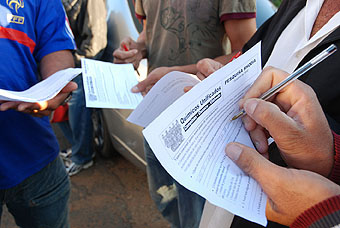 Trabalhadores respondem pesquisa sobre problemas específicos na Rhodia - 20/10/10 - Foto: João Zinclar