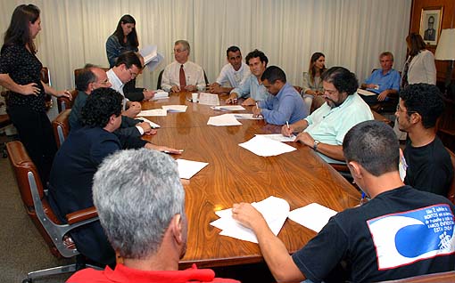 Dirigentes sindicais e representes da patronal na assinatura do acordo coletivo 2007/2008, em 13 de dezembro de 2007, no Sindiplast, em São Paulo - FOTO: Douglas Mansur