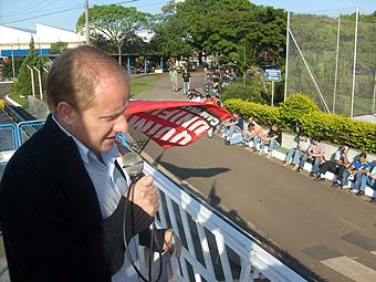 Ponciano, dirigente do Unificados, em assembleia na Sherwin-Williams, em Sumaré (16/10/09)