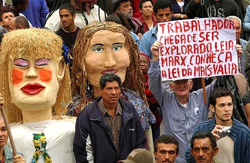  	No 1º de Maio (2008) classista na praça da Sé, ontem em São Paulo, trabalhador dá o seu recado para companheiros e companheiras (FOTO: JOÃO ZINCLAR)