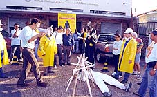 Trabalhadores da Shell/Basf fazem ato em frente à Justiça do Trabalho, em Paulínia, em 2002