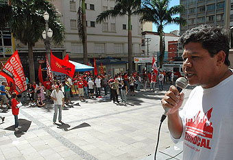 Anthero Vieira Filho, dirigente do Unificados, discursa em ato no 1º de Maio de 2010 em Campinas (Foto João Zinclar)