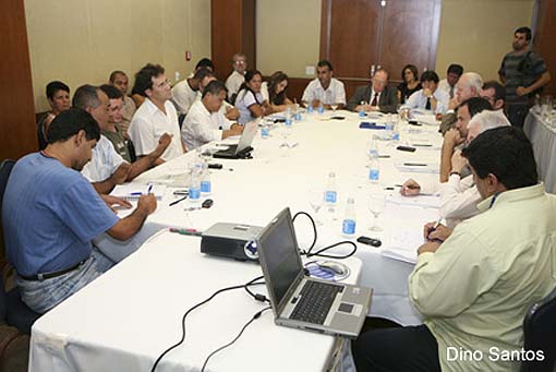 Sindicalistas (à esq. da mesa) e representantes da patronal durante rodada de negociação realizada no Sindusfarma, em São Paulo, no dia 10 de abril de 2008 - foto Dino Santos