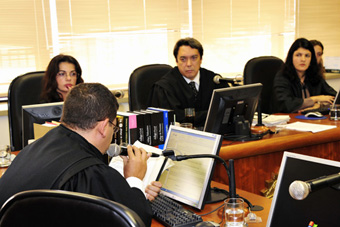 O desembargador Manoel Carlos Toledo Filho (1º plano) lê seu voto, observado pelo relator do acórdão, desembargador Dagoberto Nishina de Azevedo, e pela procuradora do trabalho Abiael Franco Santos (esq.)