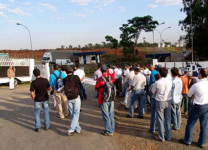 Trabalhadores (as) da PPG Tintas, em Sumaré, participam de assembléia hoje cedo
