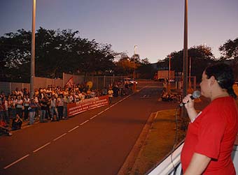 Niedja Lima, dirigente do Unificados, explica proposta aos trabalhadores da Samkwang (Foto: João Zinclar - 04/11/09)