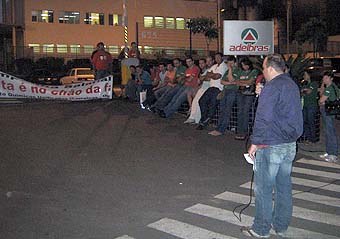 Alessandro Ferrarezi, dirigente do Unificados, em assembleia na Adelbras, em Vinhedo, na madrugada de 10/11/09