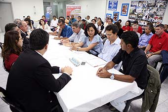 Nas negociações, Norival Cunha, Arlei Medeiros e Nilza Pereira (de frente, primeiro plano, a partir da dir.), dirigentes do Unificados (Foto: Dino Santos - 30/10/09)