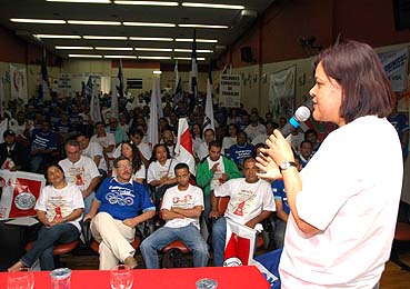 Nilza Pereira, dirigente do Unificados, fala aos trabalhadores e dirigentes sindicais presentes na entrega da pauta da campanha salarial à patronal, em 01 de outubro, em São Paulo