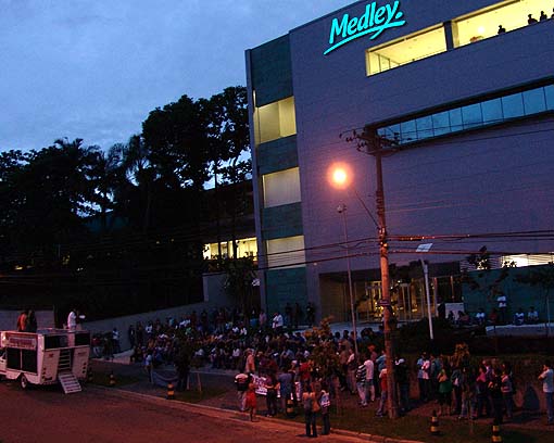  	Assembléia na madrugada de hoje (12/03/08) na Medley S.A., em Campinas, atrasa a produção e faz pressão sobre a patronal no dia em que se iniciam as negociações da campanha salarial 2008 do setor farmacêutico