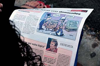  	Trabalhadora lê jornal do Unificados enquanto aguarda início da assembleia na EMS (13/04/09)