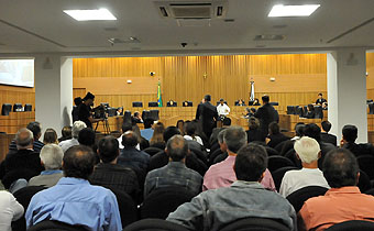 Vista geral do público e dos desembargadores no julgamento do crime ambiental Shell/Basf/Cyanamid, no TRT Campinas em 07 de abril de 2010
