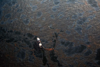 Barco em meio a mancha de óleo do vazamento de petróleo nos Estados Unidos
