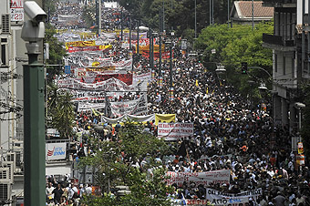 Durante greve geral na Grécia cerca de 500 mil trabalhadores fazem passeata (Foto: AFP - 05/05/2010)