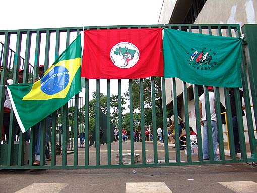 Portão principal da Syngenta Brasil, em Paulínia - fábrica foi ocupada pelo MST na manhã de hoje (10/dez/07)