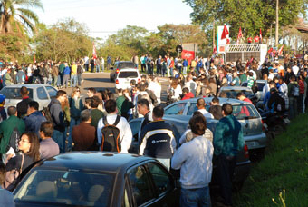 Trabalhadores da Rhodia, em Paulínia, participam de assembleia da campanha salarial - 20/10/10 - Foto: João Zinclar