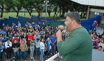 Nildo, dirigente do Unificados, fala sobre problemas específicos na EMS na assembleia de 04/03/11 (foto: João Zinclar)