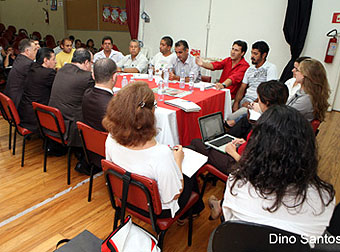 Arlei Medeiros (camisa vermelha), dirigente do Unificados, argumenta junto à patronal do setor farmacêutico na reunião de 31 de março sobre a campanha salarial 2010