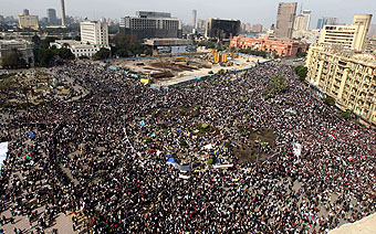 Na Praça Tahrir, no Cairo, capital do Egito milhares de manifestantes contra o ditador Mubarak (Foto AFP)