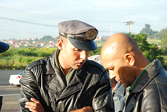 Passeata e assembléia na EMS: policial interpela dirigente sindical (foto: João Zinclar 08/04/2010)