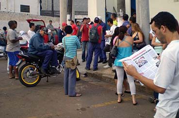 Trabalhadores da Plascony, localizada em Santana de Parnaíba, durante assembléia de campanha salarial (16/10/08)