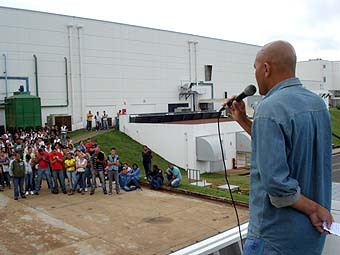 Na Samkwang, em Campinas, Valdir de Souza, do Unificados, dirige a assembleia em 09/11/09