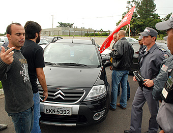 Passeata e assembléia na EMS: policial intimida com sindicalistas com metralhadora em punho (foto: João Zinclar 08/04/2010)