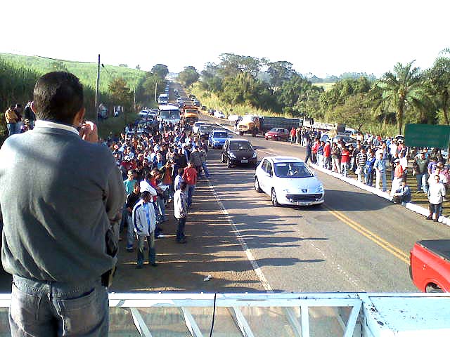  	O dirigente do Sindicato da Construção Civil de Campinas e Região, Airton José Martineli, durante assembléia na Rhodia, em Paulínia, na manhã de hoje (26/05/08)