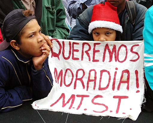 Crianças participam do 1º de Maio (2008) classista na praça da Sé, em São Paulo, e mostram que integram o Movimento dos Trabalhadores Sem-Teto e fazem sua reivindicação (FOTO: JOÃO ZINCLAR)
