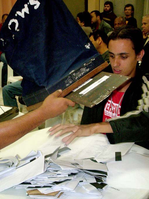  	Urnas abertas e votos na mesa para a contagem: Chapa 1 recebe a expressiva aprovação de 98,76% dos votos em Osasco e região.