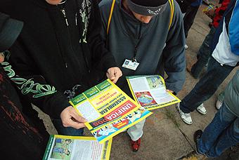 Passeata e assembléia na EMS: trabalhadores se informam sobre campanha salarial com jornal do sindicato (08-abril-2010)